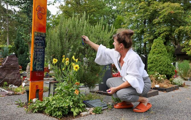 Kristine Zilian am Grab ihrer Mutter auf dem Waiblinger Friedhof.