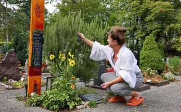 Kristine Zilian am Grab ihrer Mutter auf dem Waiblinger Friedhof.