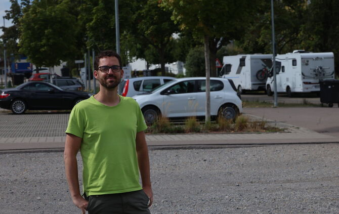 Sportpunkt-Geschäftsführer Patrick Entreß auf dem Schotterparkplatz unweit von Sportpunkt und Bike-Bahn: Die Wohnmobile stehen j