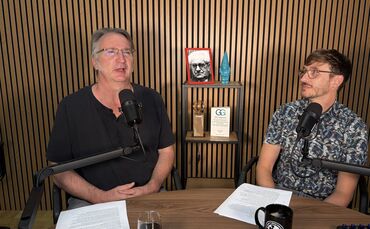 Die Redakteure Peter Schwarz (links) und Alexander Roth (laut AfD gar linksextrem) analyisieren die Bildungspoltik der rechtsext