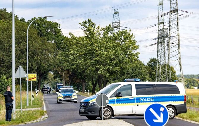 Die Polizei hat den Weg zu den Strommasten weiträumig abgesperrt.