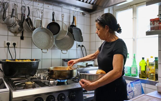Maria-Dolores Diz-Fernandez, die Wirtin des Restaurants Bahnhof Laufenmühle, kocht gerne für ihre Gäste.