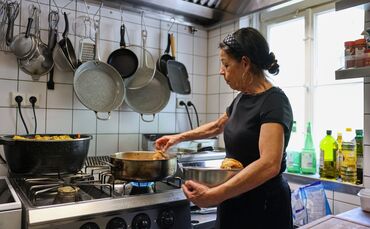 Maria-Dolores Diz-Fernandez, die Wirtin des Restaurants Bahnhof Laufenmühle, kocht gerne für ihre Gäste.