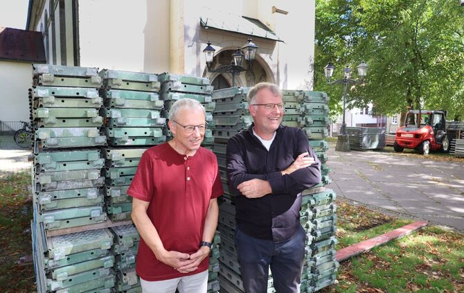 Es geht los mit der Sanierung: Pfarrer Thomas Stürmer (rechts) und Friedmar Probst, Pfarrer im Ruhestand, freuen sich.