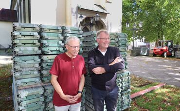 Es geht los mit der Sanierung: Pfarrer Thomas Stürmer (rechts) und Friedmar Probst, Pfarrer im Ruhestand, freuen sich.