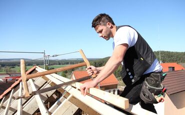 Steigende Ausbildungszahlen verzeichnet unter anderen der Beruf des Zimmerers. (Symbolfoto)