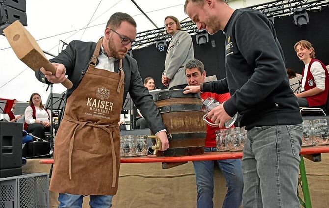 Beim Fassanstich hat Kai-Uwe Ernst den Holzhammer geschwungen. Wer aber bei der Kommunikation zwischen Rathaus und Gremium die v