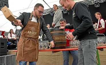 Beim Fassanstich hat Kai-Uwe Ernst den Holzhammer geschwungen. Wer aber bei der Kommunikation zwischen Rathaus und Gremium die v