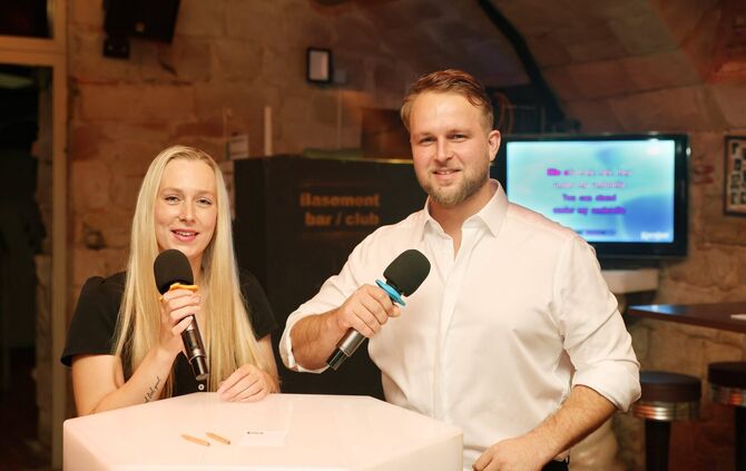 Im Club Basement gibt es jeden Freitag Karaoke. An den Mikros Jasmin Hühnerbein und Kevin Diegel.