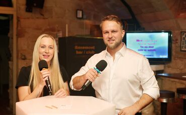 Im Club Basement gibt es jeden Freitag Karaoke. An den Mikros Jasmin Hühnerbein und Kevin Diegel.