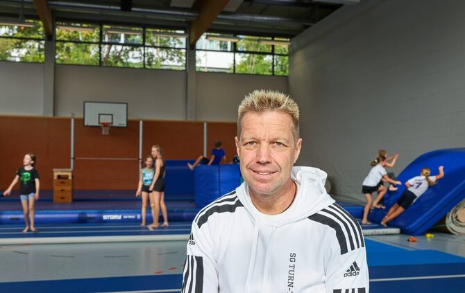 Heiko Paule leitet die Feriensportwochen der SG-Schorndorf in der Phillip-Palm-Sporthalle.