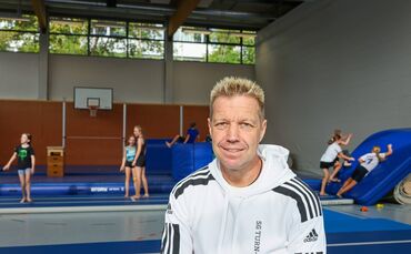 Heiko Paule leitet die Feriensportwochen der SG-Schorndorf in der Phillip-Palm-Sporthalle.