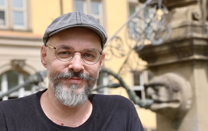 Matthias Zellmer vor dem Klinikum Schloss Winnenden.