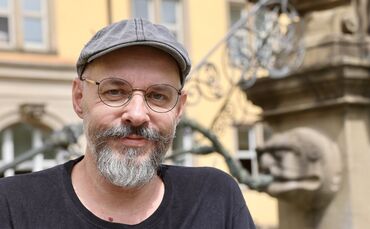 Matthias Zellmer vor dem Klinikum Schloss Winnenden.