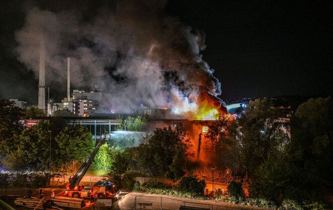 Lagerhallen-Brand in Ulm - Reifen gelagert