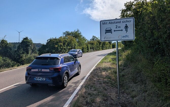 Ein Schild zwischen Winterbach und Engelberg weist auf den geforderten Überholabstand zu Radfahrern hin, eines von sieben neu au