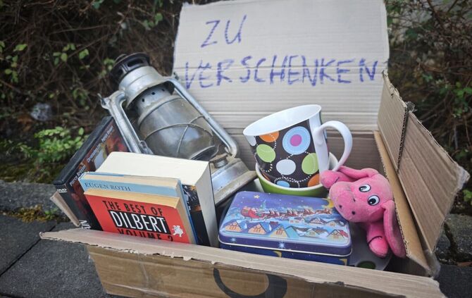 Sieht sehr harmlos aus, kann aber unter Umständen illegal sein: "Zu verschenken"-Kisten am Straßenrand. Dieses besondere Exempla
