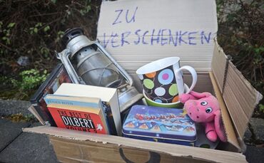 Sieht sehr harmlos aus, kann aber unter Umständen illegal sein: "Zu verschenken"-Kisten am Straßenrand. Dieses besondere Exempla