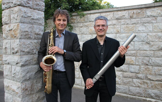 Peter Dußling (Saxofon) und Stephan Lenz (Orgelpfeife) vom Duo Horn & Pipe spielen beim Waiblinger Orgelsommer.