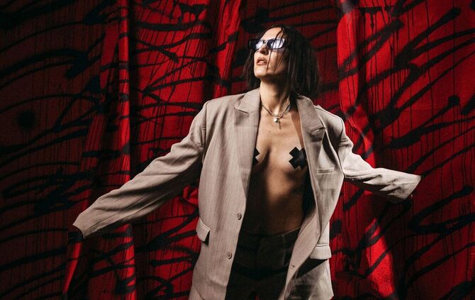 Mine, aka Jasmin Stocker, bringt ihr neues Album "Killer" raus. Erwartungen erfüllen? Darauf hat sie keine Lust, weder gesellsch