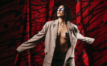 Mine, aka Jasmin Stocker, bringt ihr neues Album "Killer" raus. Erwartungen erfüllen? Darauf hat sie keine Lust, weder gesellsch