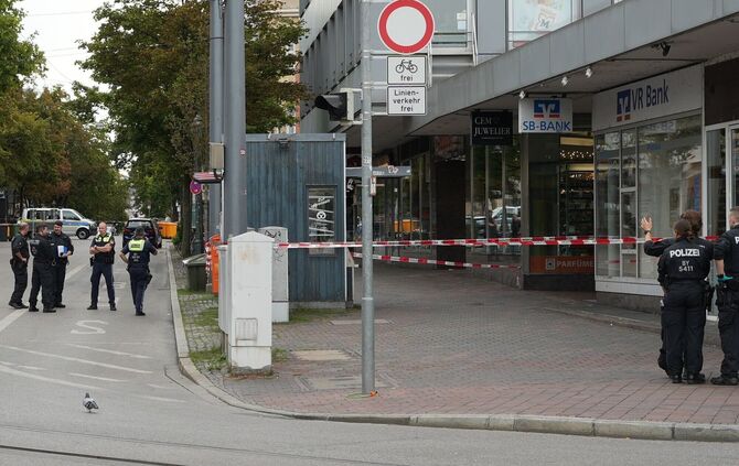 Nach der Explosion in einer Passage eines Geschäftshauses sperrte die Polizei den Bereich für die Spurensuche ab.
