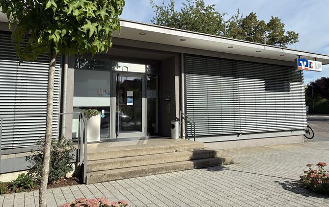 Wegen der guten Erreichbarkeit und fünf kostenfreier Kurzzeitparkplätze bei Kundinnen und Kunden beliebt, für die Volksbank Stut