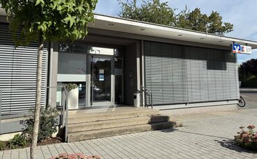 Wegen der guten Erreichbarkeit und fünf kostenfreier Kurzzeitparkplätze bei Kundinnen und Kunden beliebt, für die Volksbank Stut