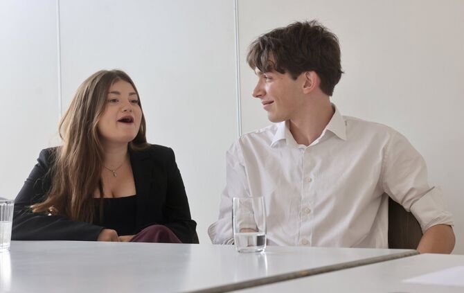 Die beiden neuen Juso-Vorsitzenden: Yara D'Addeo und Jasin Keskin.