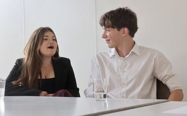 Die beiden neuen Juso-Vorsitzenden: Yara D'Addeo und Jasin Keskin.