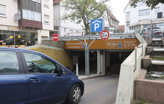 Die Rathaus-Tiefgarage mitten in der Stadt. Künftig sollen hier Parkgebühren erhoben werden.