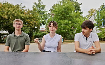 Sie haben ihr Abitur mit der Note 1,0 bestanden (v.l.n.r): Dominik Frost, Marina Klassen und Aaron Dettinger im Schulhof des FSG