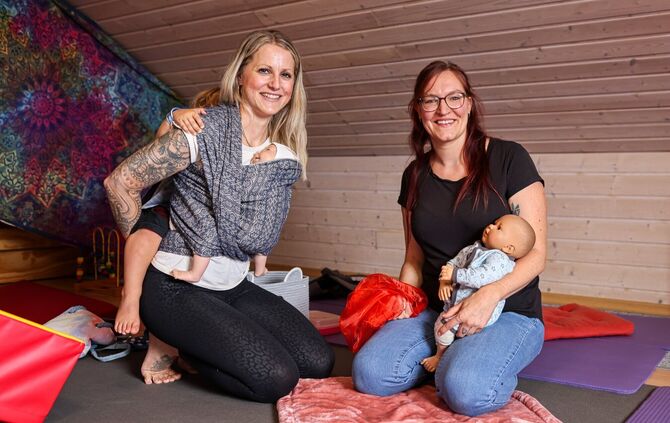 Von links: Lissi Kohl (36) und Sarah Epp (33) wollen jungen Eltern mehr Sicherheit geben. Tragetechnik und Co. demonstrieren sie