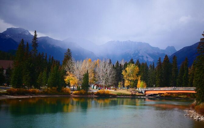 Aussicht auf die Rocky Mountains. Kanada ist eins der beliebtesten Reiseziele für Work and Travel.