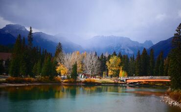 Aussicht auf die Rocky Mountains. Kanada ist eins der beliebtesten Reiseziele für Work and Travel.