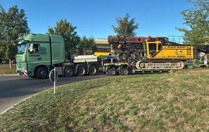 Der Transporter liefert ein Gerät für die Baustelle an der Hangweide.