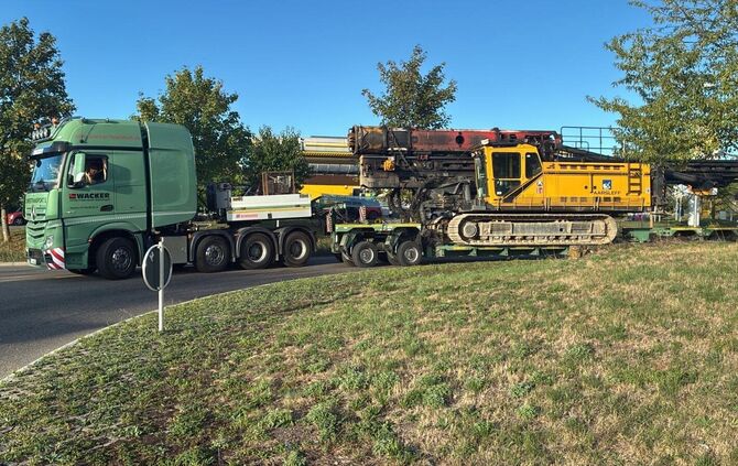 Der Transporter liefert ein Gerät für die Baustelle an der Hangweide.