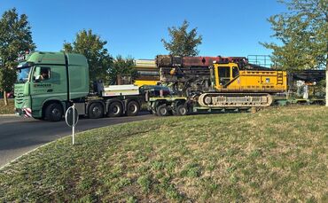 Der Transporter liefert ein Gerät für eine Baustelle.