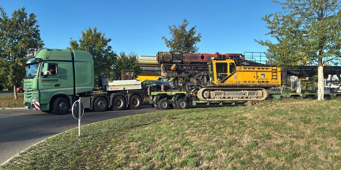 Der Transporter hat Probleme, im Kreisverkehr weiterzukommen.