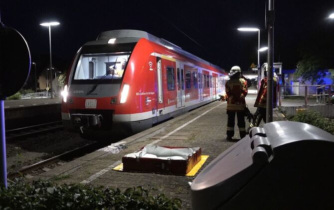 Die Feuerwehr hat mit ausgelaufenem Kühlmittel zu kämpfen.