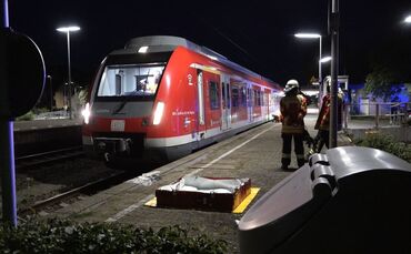 Die Feuerwehr hat mit ausgelaufenem Kühlmittel zu kämpfen.