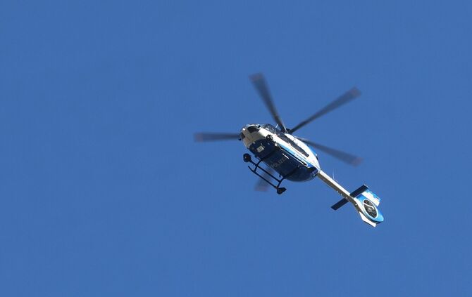 Bei der Suche kommt auch ein Hubschrauber zum Einsatz (Symboloto).