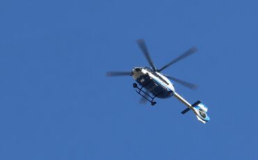 Bei der Suche kommt auch ein Hubschrauber zum Einsatz (Symboloto).