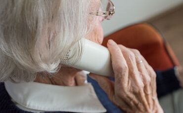 Eine unbekannte Frau gab sich am Telefon gegenüber der Senioren als Mitarbeiterin einer Stuttgarter Klinik aus (Symbolfoto).