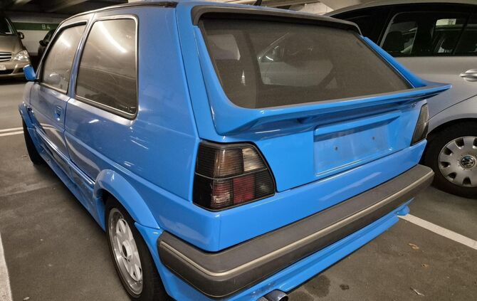 Ein blauer Golf steht abgemeldet im Künkelin-Parkhaus.