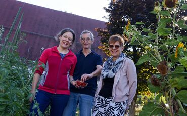 Im "Hortus St. Stephanus": Roswitha Früh-Kunz (rechts), ihr Mann Johannes Früh und Iris Gruhle freuen sich über die Johannisbeer