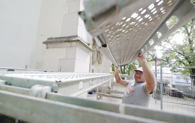 Die St. Gallus-Kirche in Welzheim wird aktuell eingerüstet für eine Außensanierung.