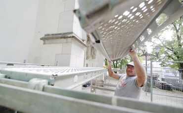 Die St. Gallus-Kirche in Welzheim wird aktuell eingerüstet für eine Außensanierung.