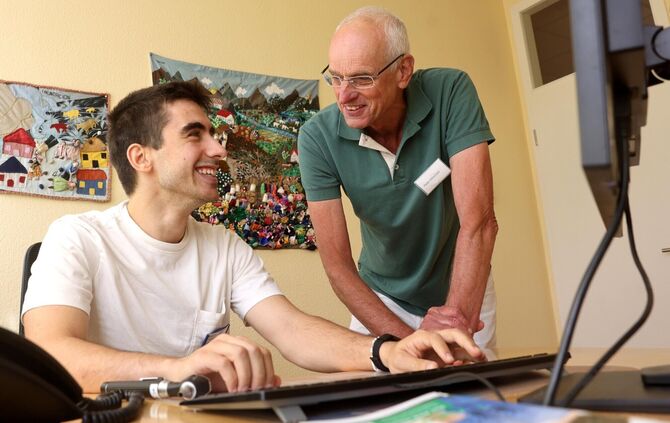 Wie geht's dem Patienten? Was muss man tun? Hatem Joukhadar, Medizinstudent im 7. Semester, bei Peter Höschele in der Praxis in