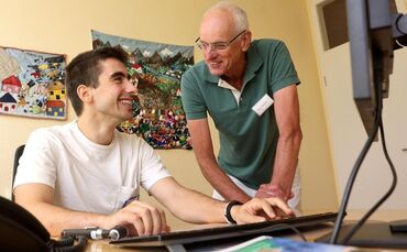 Wie geht's dem Patienten? Was muss man tun? Hatem Joukhadar, Medizinstudent im 7. Semester, bei Peter Höschele in der Praxis in